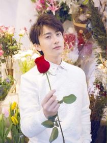 爬上山顶看星星